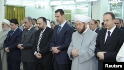 Suriya prezidenti Bashar al-Assad hayit namozida, al-Hamad masjidi, Damashq, 19-avgust, 2012-yil.