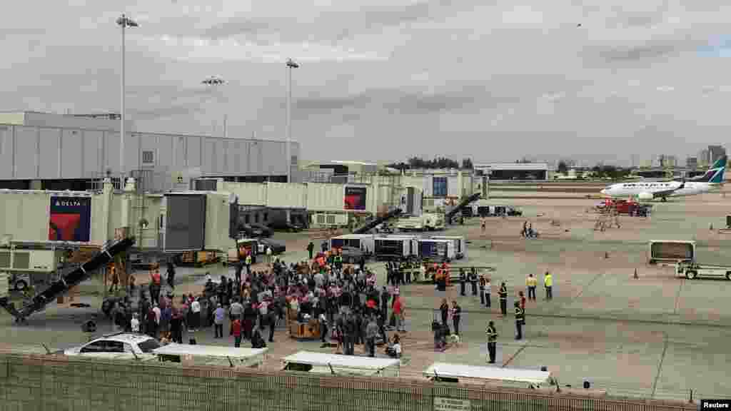 L'évacuation des passager sur la piste de l’aéroport Fort Lauderdale, le 6 janvier 2016