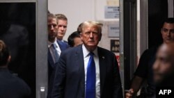Фото: колишній президент США Дональд Трамп заходить до зали суду в Нью-Йорку, 30 травня 2024 року