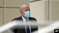 ARCHIVO – El exagente de la DEA José Irizarry llega a la corte en Tampa, Florida, el jueves 18 de noviembre de 2021. La jueza federal Charlene Honeywell, quien sentenció a Irizarry, dijo que aparentemente habría otros involucrados. (AP Foto/Chris O'Meara, Archivo)