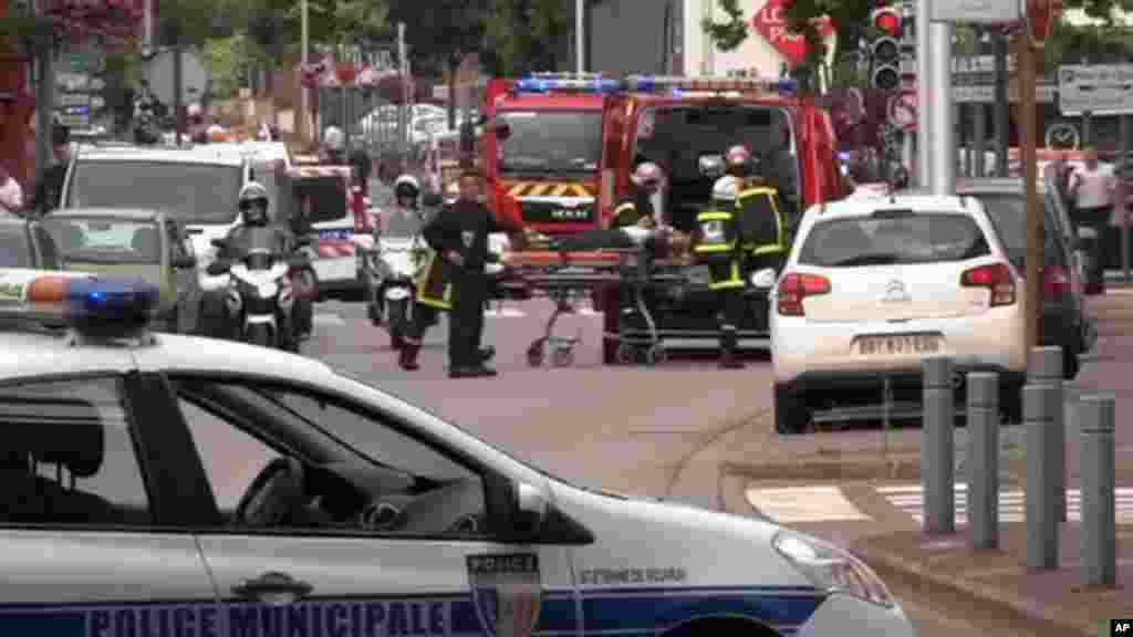 Policiers et pompiers à Saint-Etienne-du-Rouvray, le 26 juillet 2016. 