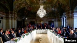 Le ministre russe des Affaires étrangères Sergueï Lavrov (G), le Secrétaire d 'Etat américain John Kerry (C) et l’envoyé spécial des Nations Unies sur la Syrie Staffan de Mistura (D) assistent à la réunion ministérielle sur la Syrie à Vienne, en Autriche, le 17 mai 2016. 
