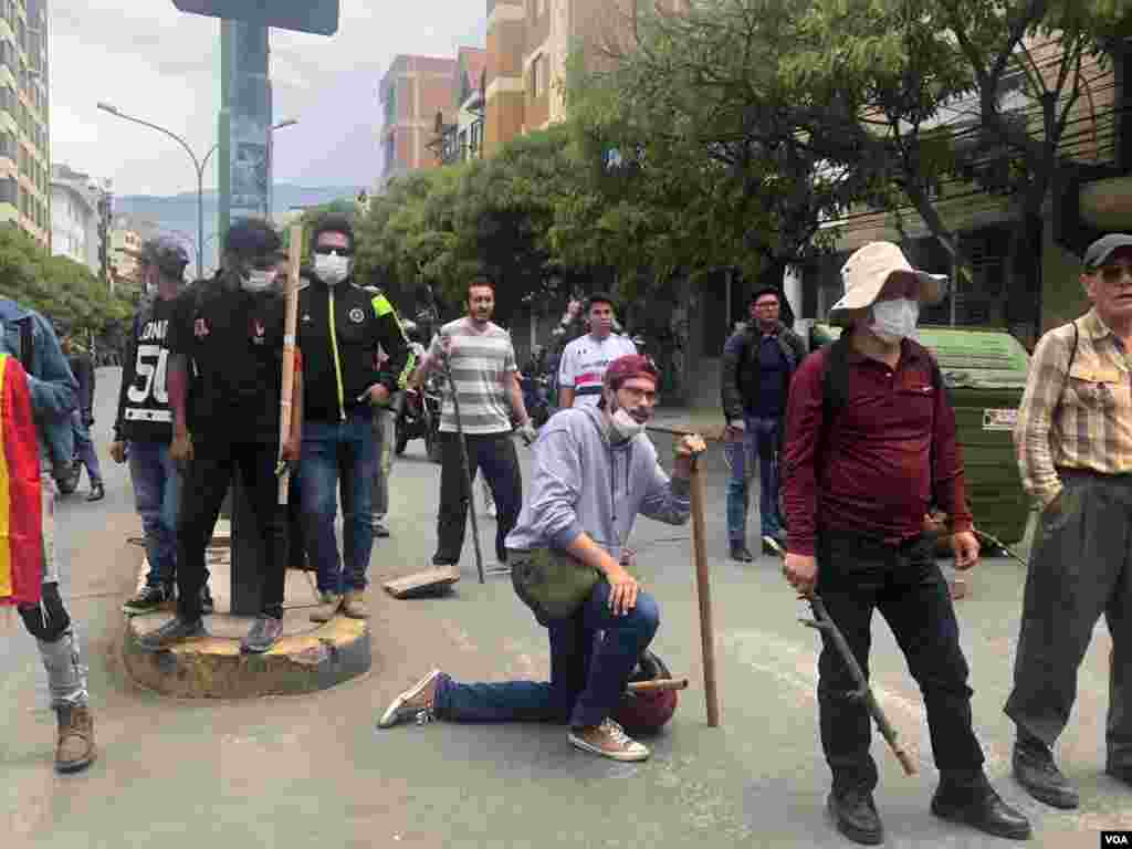Los participantes de las protestas se cubrieron los rostros y llegaron armados con palos a las calles.
