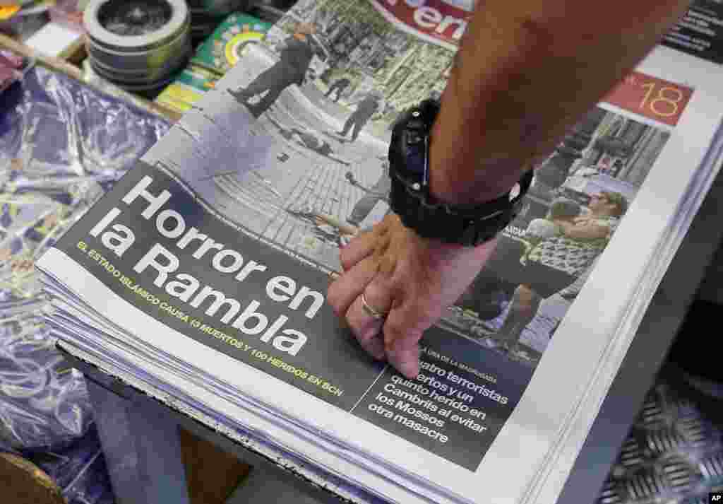 Wata jarida na nuna hotunan harin da aka kai a Las Ramblas dake Birnin Barcelona, ranar Juma'a 18 ga watan Agusta na shekarar 2017 