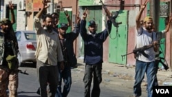 Los rebeldes libios celebran haber tomado parte de la ciudad costera de Zawiya a 50 kilómetros de Trípoli.