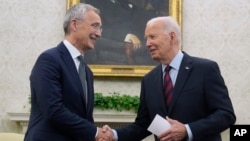 Američki predsenik Džo Bajden sa generalnim sekretarom NATO-a Jensom Stoltenbergom (Foto: AP/Mark Schiefelbein)
