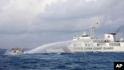 菲律宾海警队2023年12月10日的照片显示中国海警船向菲律宾供给船射水炮。