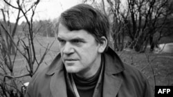 ARHIVA: Milan Kundera u parku u Pargu, 14. oktobra 1973. (Foto: AFP)