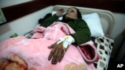 Seorang perempuan lanjut usia dirawat di rumah sakit di Sanaa, Yaman setelah diduga menderita kolera bulan Mei lalu.