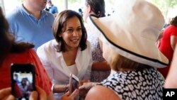 Demokratska predsednička kandidatkinja Kamala Haris, senatorka iz Kalifornije razgovara sa biračima u Demojnu u Ajovi, 3. jula 2019.