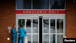 Des employés discutent à côté de l'entrée de l'ambulance au Providence Regional Medical Center après un porte-parole des Centers for Disease Control and Prevention (CDC) des États-Unis, le 21 janvier 2020. REUTERS / Lindsey Wasson