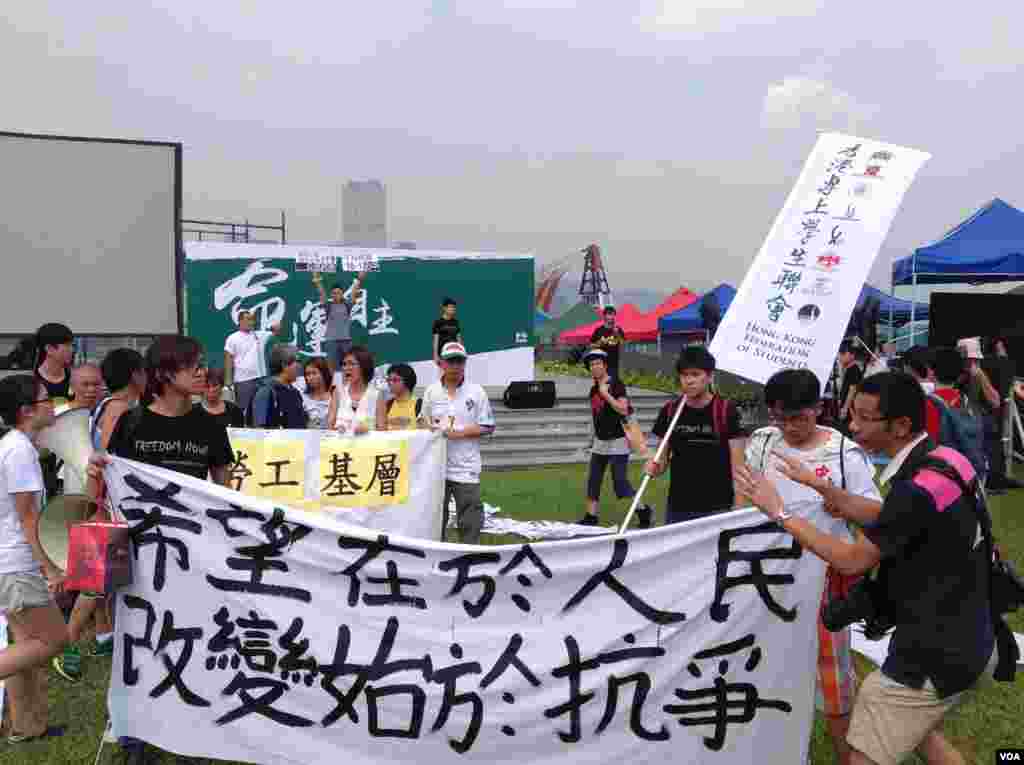 香港学联大专界罢课星期三继续在添马公园举行(美国之音图片/海彦拍摄)