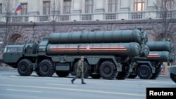 Arhiva - Ruski vojnik prolazi pored raketnog sistema S-400 u centru Moskve, Rusija, 29. aprila 2019.
