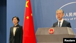 རྒྱ་ནག་ཕྱི་སྲིད་ལྷན་ཁང་གི་མགྲིན་ཚབ་པ་ཝང་ཝེན་པིན་དང་མགྲིན་ཚབ་པ་མའོ་ནིང་