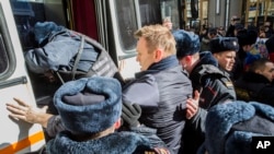 លោក ​Alexei Navalny មេដឹកនាំ​គណបក្ស​ប្រឆាំង​ត្រូវ​បាន​ឃុំ​ខ្លួន​ដោយ​ប៉ូលិស​ក្នុង​ទីក្រុង​មូស្គូ​ កាល​ពី​ថ្ងៃទី​២៦ ខែមីនា ២០១៦។