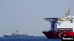 Kapal pemboran Turki, Yavuz dikawal oleh fregat Angkatan Laut Turki TCG Gemlik (F-492) di kawasan timur Laut Tengah, sebelah barat daya Siprus , 6 Agustus 2019. (Foto: REUTERS/Murad Sezer)
