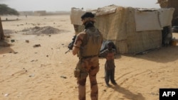 Un soldat français en patrouille dans les rues de Gossi, dans le centre du Mali, le 25 mars 2019.
