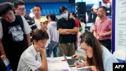 资料照片：2023年8月10日，在中国湖北省武汉，大学毕业生参加一场工作招聘会。