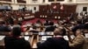 ARCHIVO - Legisladores de Perú sentados en el hemiciclo del Congreso mientras esperan la llegada de la presidenta peruana Dina Boluarte, en Lima, Perú, el 28 de julio de 2023.