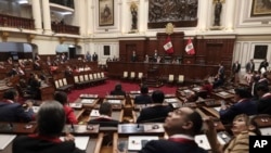 ARCHIVO - Legisladores esperan en el Congreso la llegada de la presidenta peruana Dina Boluarte, en Lima, Perú, el 28 de julio de 2023. 