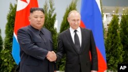 김정은 북한 국무위원장과 블라디미르 푸틴 러시아 대통령이 지난 2019년 4월 블라디보스토크 루시크섬 극동연방대학에서 정상회담에 앞서 악수하고 있다.