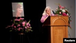 Susan Bro, ibu dari Heather Heyer, korban tewas dalam tabrak lagi saat aksi protes di Charlottesville, Virginia. Susan Bro memberikan kata sambutan dalam acara untuk menghormati putrinya di Paramount Theater in Charlottesville, Virginia, 16 August 2017. 