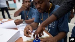 Les bureaux de vote accueillent les Haïtiens qui élisent leur président le 20 novembre 2016.