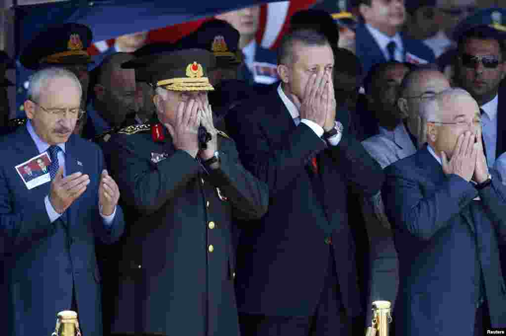From left to right, Republican People's Party Leader Kemal Kilicdaroglu, Chief of Staff General Necdet Ozel, Prime Minister Tayyip Erdogan and Chairman of Parliament Cemil Cicek pray at the farewell ceremony, Malatya, Turkey, July 6, 2012.