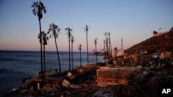 Las casas a lo largo de la costa del Pacífico se queman hasta los cimientos como consecuencia del incendio de Palisades el lunes 13 de enero de 2025 en Malibú, California, EEUU. (Foto AP/John Locher).