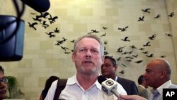 Le ministre sud-afrcain du Commerce et de l'Industrie Rob Davies parle à la presse, le 6 juin 2013.