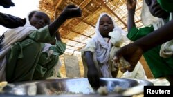 Mission du programme alimentaire mondial au camp d'Abushouk à Al Fasher, dans le nord du Darfour, le 17 novembre 2015. ( REUTERS/ Mohamed Nureldin Abdallah)
