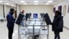 Electores votan en la elección para dos puestos del Senado en Marietta, Georgia, el 5 de enero de 2021.