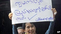 緬甸民主運動領袖昂山素姬獲釋后向支持者致意
