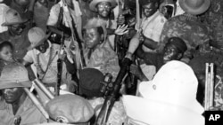 Soldados do MPLA comemoram independência de Angola,11 de Novembro de 1975