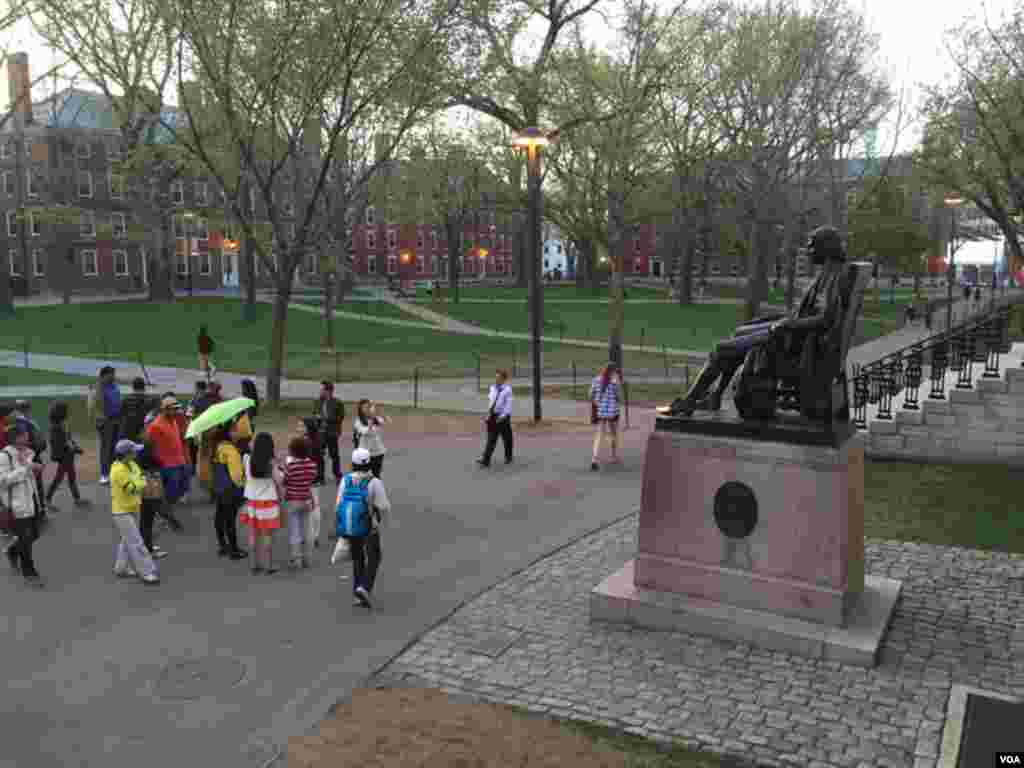 亚洲游客参观哈佛大学(Harvard University)校园(资料照)。 根据哈佛大学杂志,2017年6月19日,哈佛宣布,和海航集团相关的慈航基金会资助哈佛新的科学和工程校区里5000平方英尺的 “maker space” 。纽约时报说,这是美国的慈航基金会资助哈佛修建的一个设施。