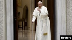 El papa Francisco llega a su audiencia general semanal en el salón Pablo VI, en el Vaticano, el 4 de enero de 2023. 
