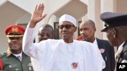 Le président nigérian Muhammadu Buhari salue la foule à Abuja, au Nigeria, le 9 janvier 2017.