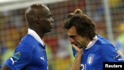 Anrea Pirlo, à droite, et Mario Balotelli deçus après la finale perdue de l'Euro 2012 face à l'Espagne au stade Olympic ed Kiev le 1er juillet 2012 REUTERS/Eddie Keogh (UKRAINE - Tags: SPORT SOCCER)