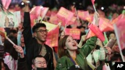 今年年初，台湾总统蔡英文的支持者庆祝她胜选连任。（美联社2020年1月11资料照）