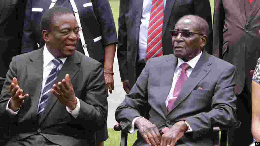 Emmerson Mnangagwa, à gauche, vice-président du Zimbabwe s'entretient avec le président zimbabwéen Robert Mugabe, après la cérémonie de prestation de serment au State House à Harare, vendredi 12 décembre 2014.