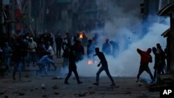 Pasukan pemerintah India hari Senin (7/5) menembakkan gas air mata untuk membubarkan para demonstran yang melempar batu dalam aksi protes di Srinagar, Kashmir-India, Senin (7/5). 