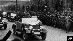 Hitler arrive à Vienne en 1938.