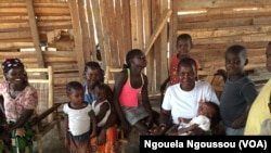 Une familles de réfugiés centrafricains dépendants de l'aide humanitaire à Bétou, au Congo-Brazzaville. (VOA/Ngouela Ngoussou)