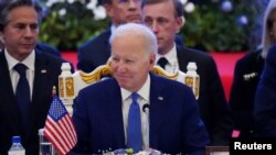 Президент Джо Байден на саммите АСЕАН в Пномпене. Рядом с ним – госсекретарь Энтони Блинкен и советник по национальной безопасности Джейк Салливан