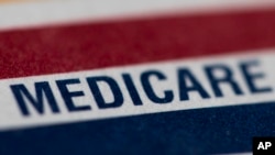 ARCHIVO - Una tarjeta de Medicare se observa en esta foto del 10 de junio de 2024. Según la Casa Blanca la orden del presidente Donald Trump de pausar las subvenciones federales no incluía a este seguro médico para jubilados.