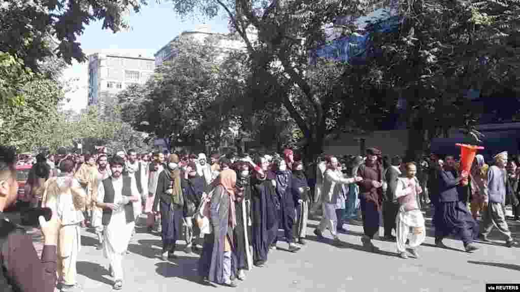 Pese a los riesgos, multitudes de personas desesperadas por salir de Afganistán siguen llegando al aeropuerto de Kabul luego que se reanudaron los vuelos de evacuación.