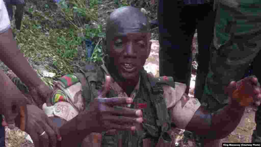Un soldat malie blessé lors de l'assaut à l'hôtel Radisson, Bamako, Mali, 20 novembre 2015. (crédit : King Massassy)