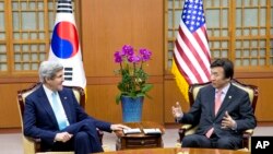 美國國務卿克里2月13日與南韓外長尹炳世在首爾會談