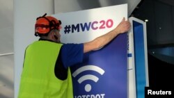 西班牙工人在巴塞羅那為世界移動大會的開幕做準備。（2020年2月5日）