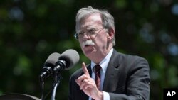 El asesor de Seguridad Nacional de la Casa Blanca, John Bolton, dijo que el presidente en disputa de Venezuela “está ganando tiempo”.